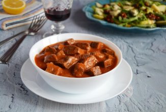 Гуляш из говядины с подливой 🥩