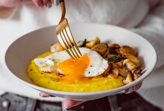 Бануш с грибами, шпинатом и яйцом