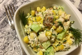 Салат с копчёной курицей, кукурузой, сыром и огурцом.