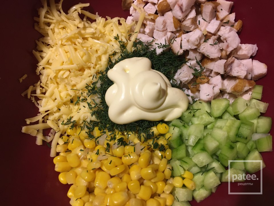 Салат с копчёной курицей, кукурузой, сыром и огурцом. - Шаг 6