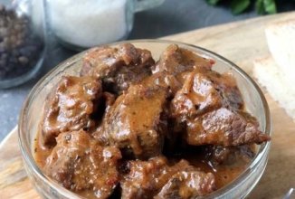 Тушеная говядина с подливкой 🥩