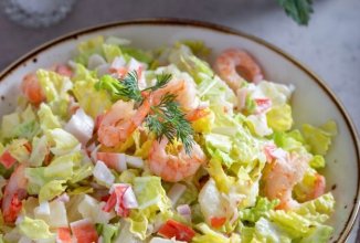 Салат с крабовыми палочками, креветками и ананасами 🥗