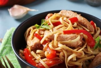 Яичная лапша с курицей и соусом терияки 🍝