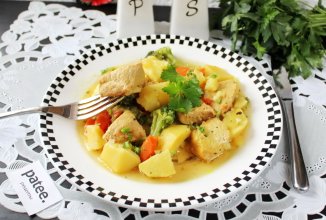 Жаркое из свинины с картофелем и брокколи