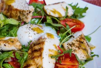 Теплый салат с курицей и яйцом пашот 🥗