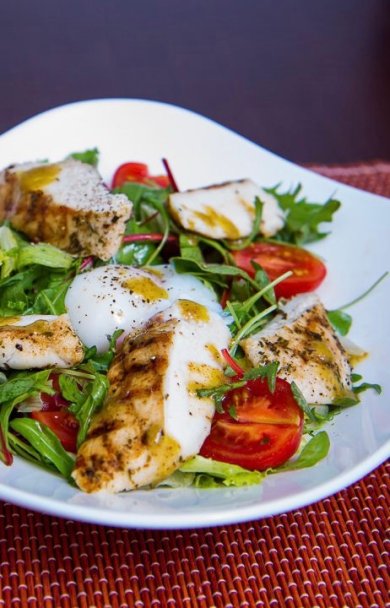 Теплый салат с курицей и яйцом пашот 🥗