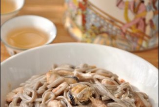 Гречневая лапша с морепродуктами в сырном соусе 🍝