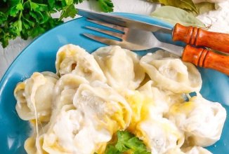 Пельмени с сыром и сметаной в горшочках в духовке 🥟