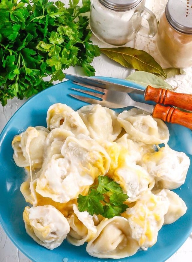 Пельмени с сыром и сметаной в горшочках в духовке 🥟