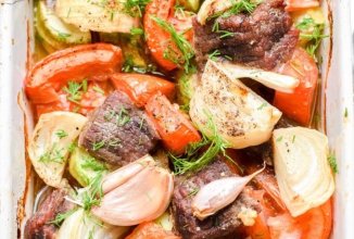 Говядина с кабачками и помидорами в духовке🥩