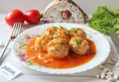 Куриные тефтели с фасолью в соусе