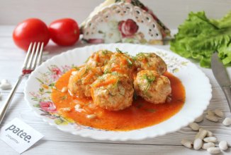Куриные тефтели с фасолью в соусе
