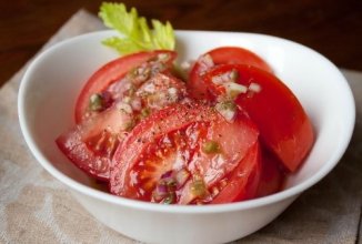 Томатный салат с каперсами 🥗