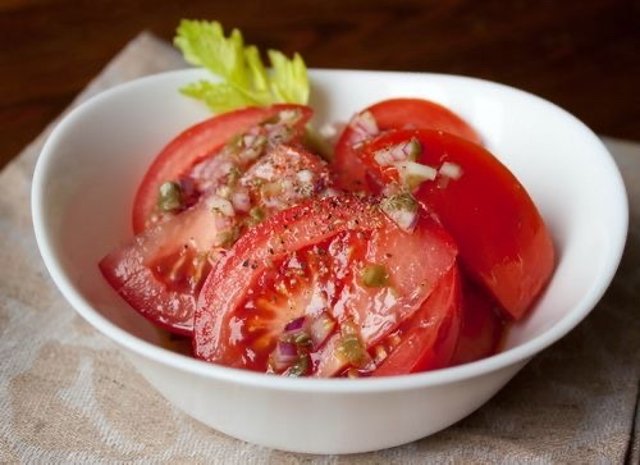 Томатный салат с каперсами 🥗