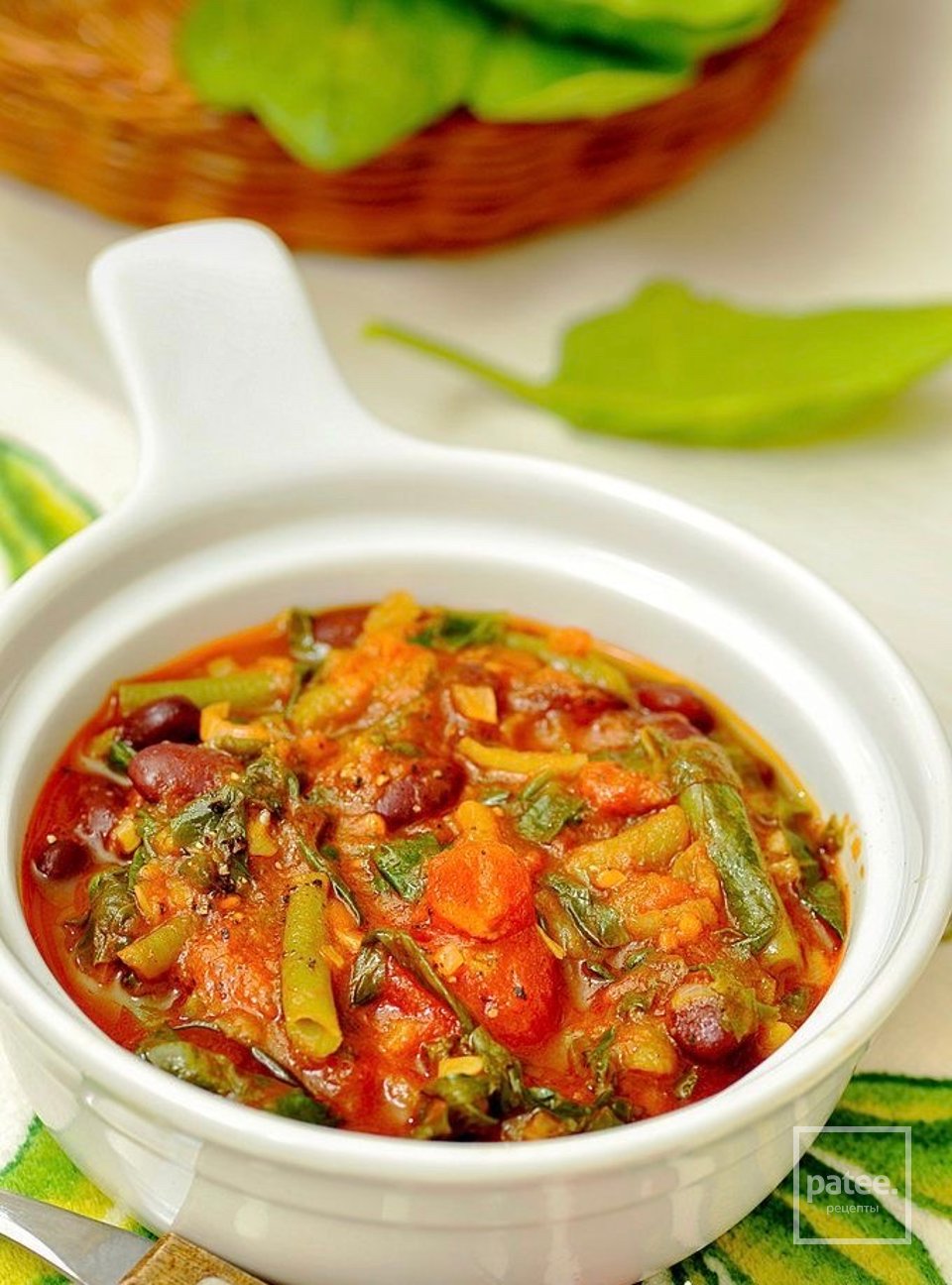 Стручковая фасоль, тушеная с помидорами. Блюда из фасоли красной. Фасоль овощная как приготовить. Стручковая фасоль рагу. Рагу со стручковой фасолью и овощами.