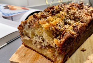 Яблочный кекс с корицей и орехом