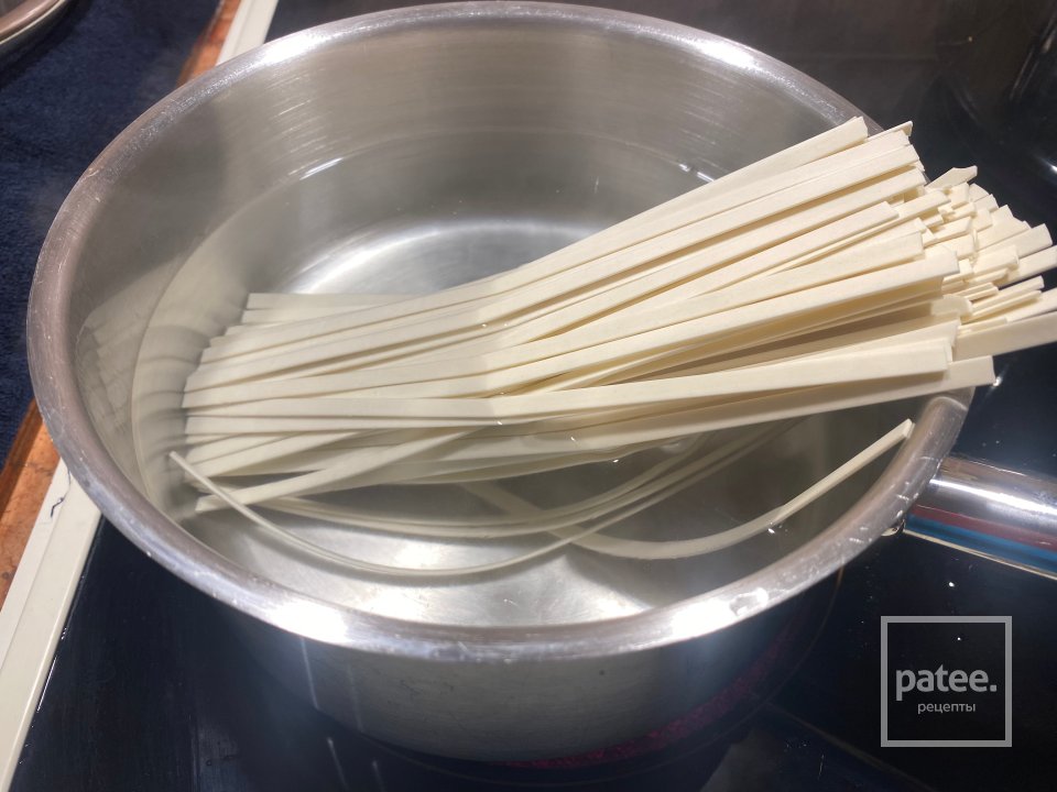 Вьетнамский суп Фо с креветками, кальмарами и осьминогом - Шаг 8