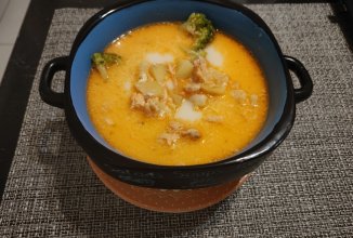 Сливочный суп с лососем,брокколи и цветной капустой