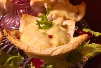 Корзинки из хлеба с курицей и сметаной.