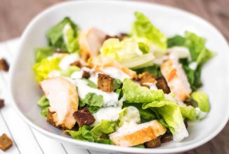 Салат "Цезарь" с хрустящими кусочками курицы