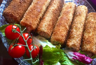 Рулетики из хлеба, ветчины и сыра.