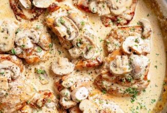 Куриные бёдрышки с грибами в сливочном соусе 🍗