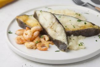 Стейк палтуса с креветками и пюре из сельдерея