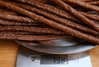 Сушеные чесночные колбаски и чипсы