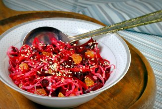 Зимний витаминный салат из квашеной капусты