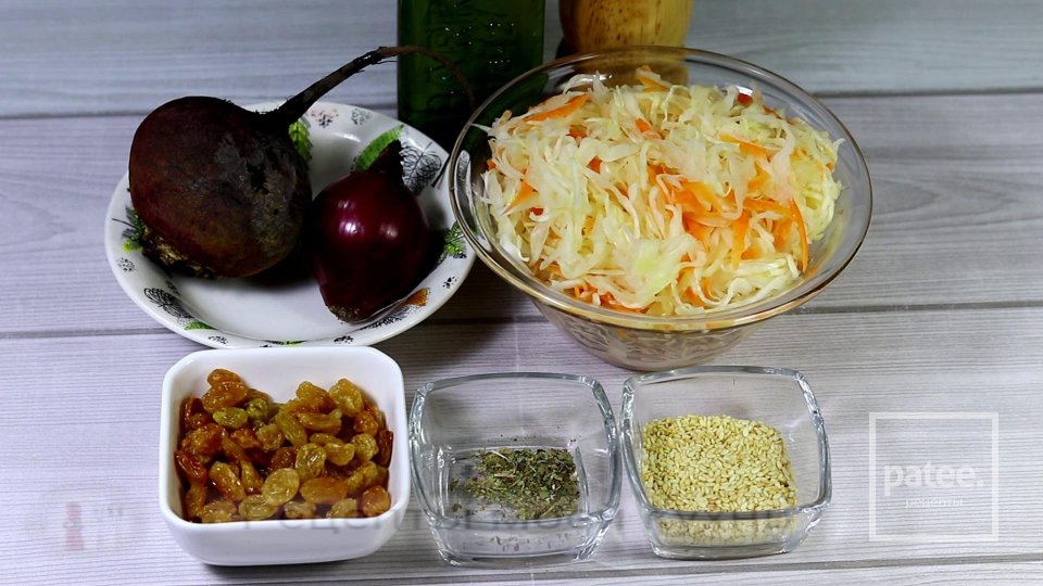 Зимний витаминный салат из квашеной капусты - Шаг 1