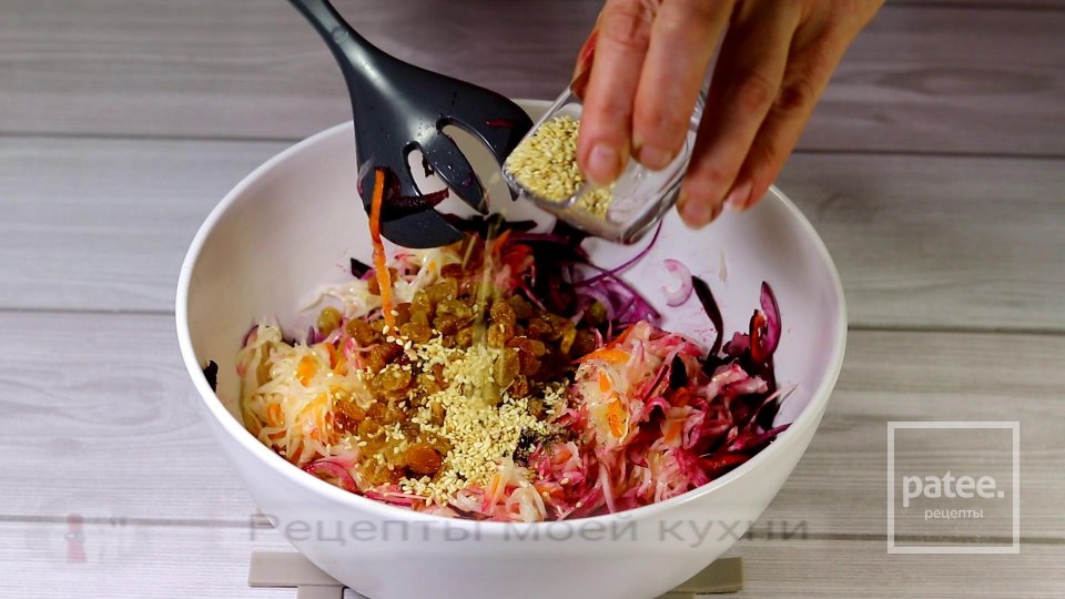 Зимний витаминный салат из квашеной капусты - Шаг 4