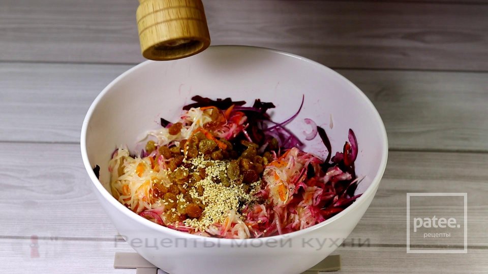 Зимний витаминный салат из квашеной капусты - Шаг 5