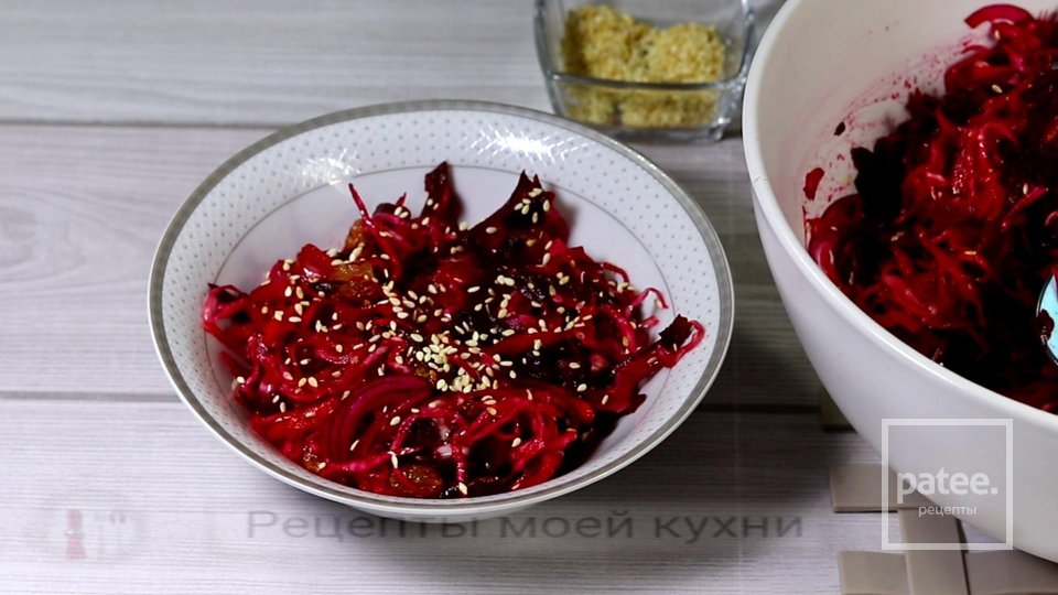 Зимний витаминный салат из квашеной капусты - Шаг 6