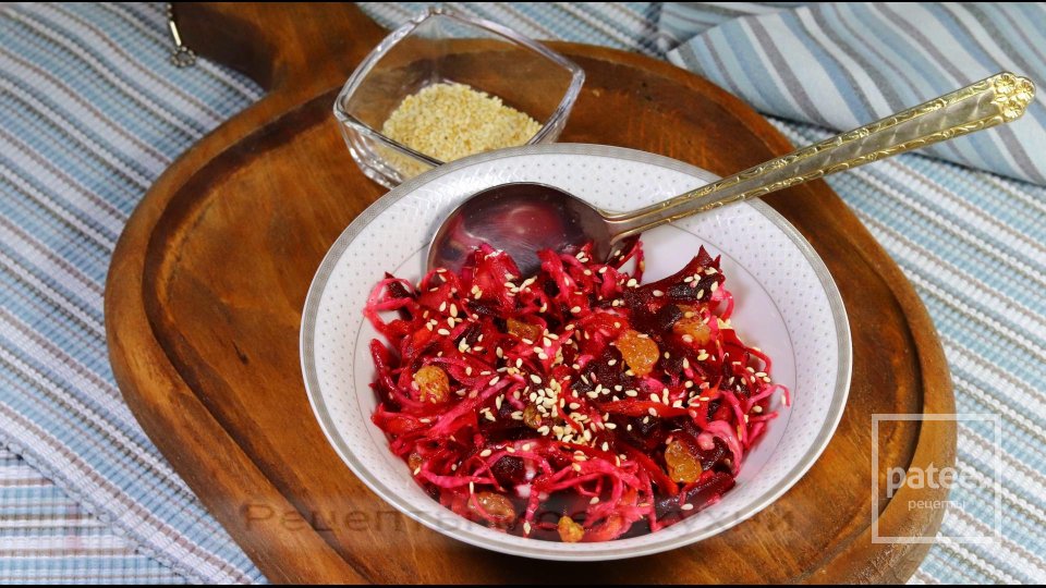 Зимний витаминный салат из квашеной капусты - Шаг 7