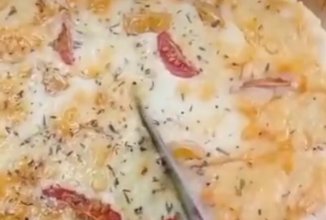 Картофельный пирог с сыром и томатами.