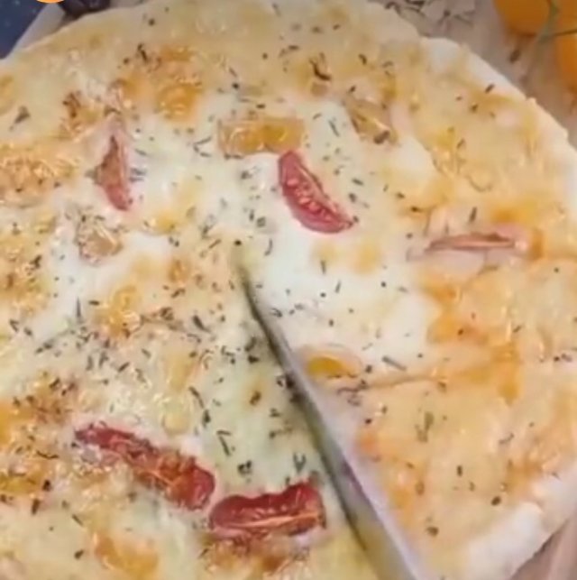 Картофельный пирог с сыром и томатами.