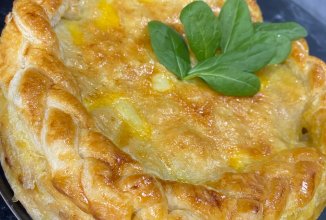 Мясной пирог из слоеного теста