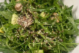 Салат с шампиньонами, рукколой и авокадо