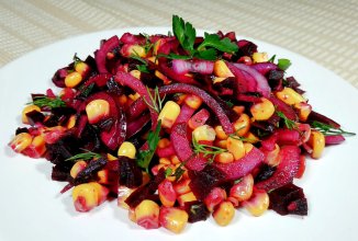 Свекольный салат с кукурузой