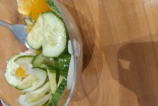 Салат из огурца, помидора и лука.