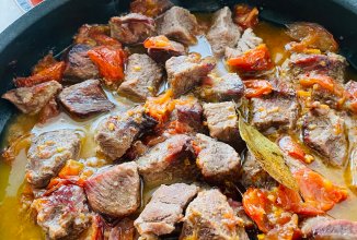 Телятина,запечённая с помидорами