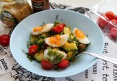 Салат с авокадо,черри и кунжутной заправкой