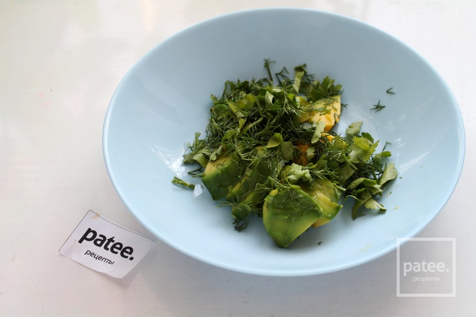 Салат с авокадо,черри и кунжутной заправкой - Шаг 7