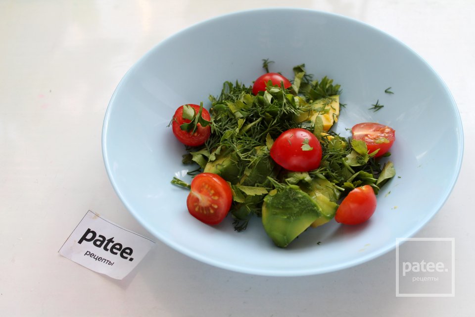 Салат с авокадо,черри и кунжутной заправкой - Шаг 8