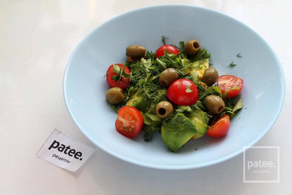 Салат с авокадо,черри и кунжутной заправкой - Шаг 9