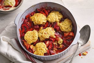 Как приготовить сливово-ягодный коблер