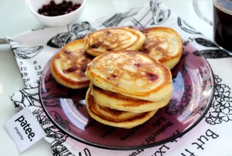 Брусничные оладьи на сковороде