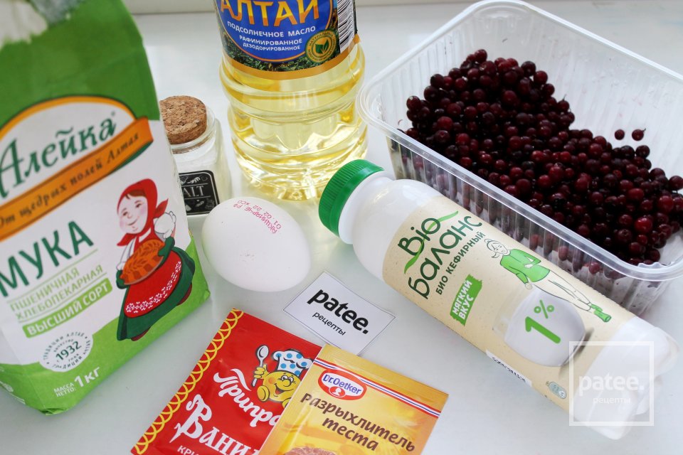 Брусничные оладьи на сковороде - Шаг 1