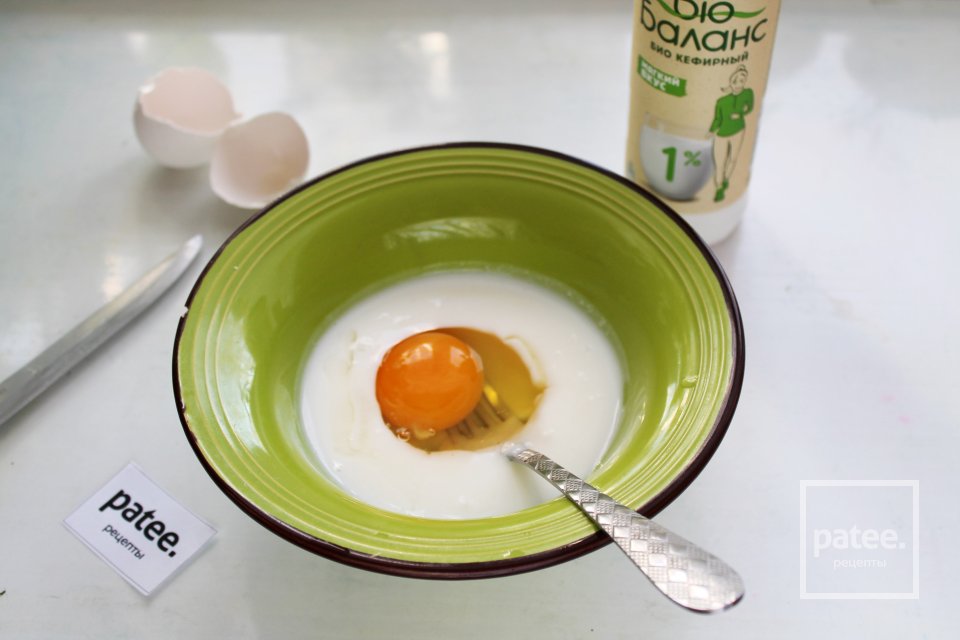 Брусничные оладьи на сковороде - Шаг 3