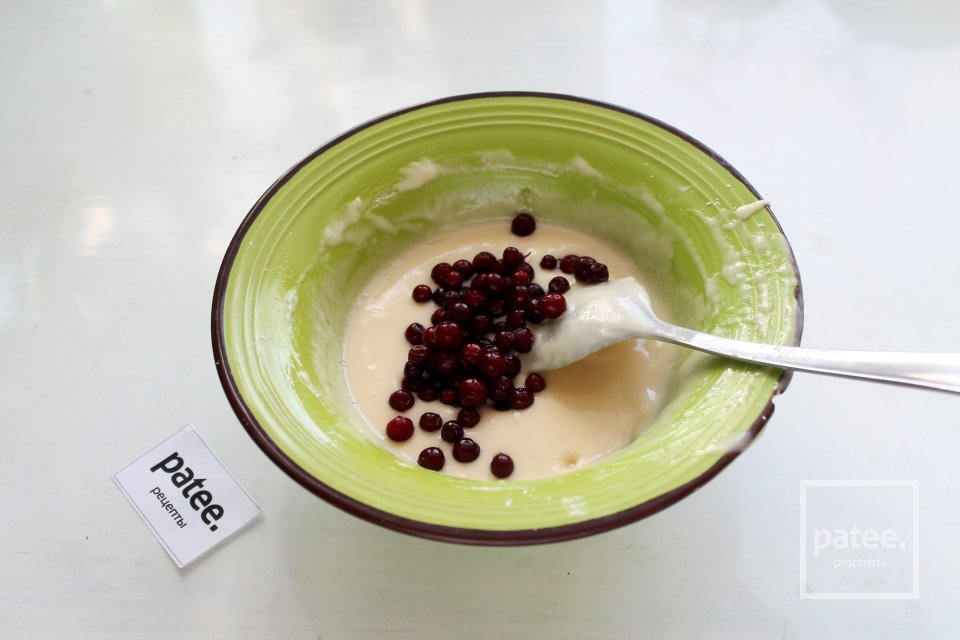 Брусничные оладьи на сковороде - Шаг 8